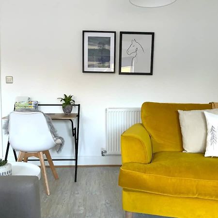 Stylish & Spacious 3 Bed House With 2 Free Car Parking Spaces Villa Appledram Buitenkant foto