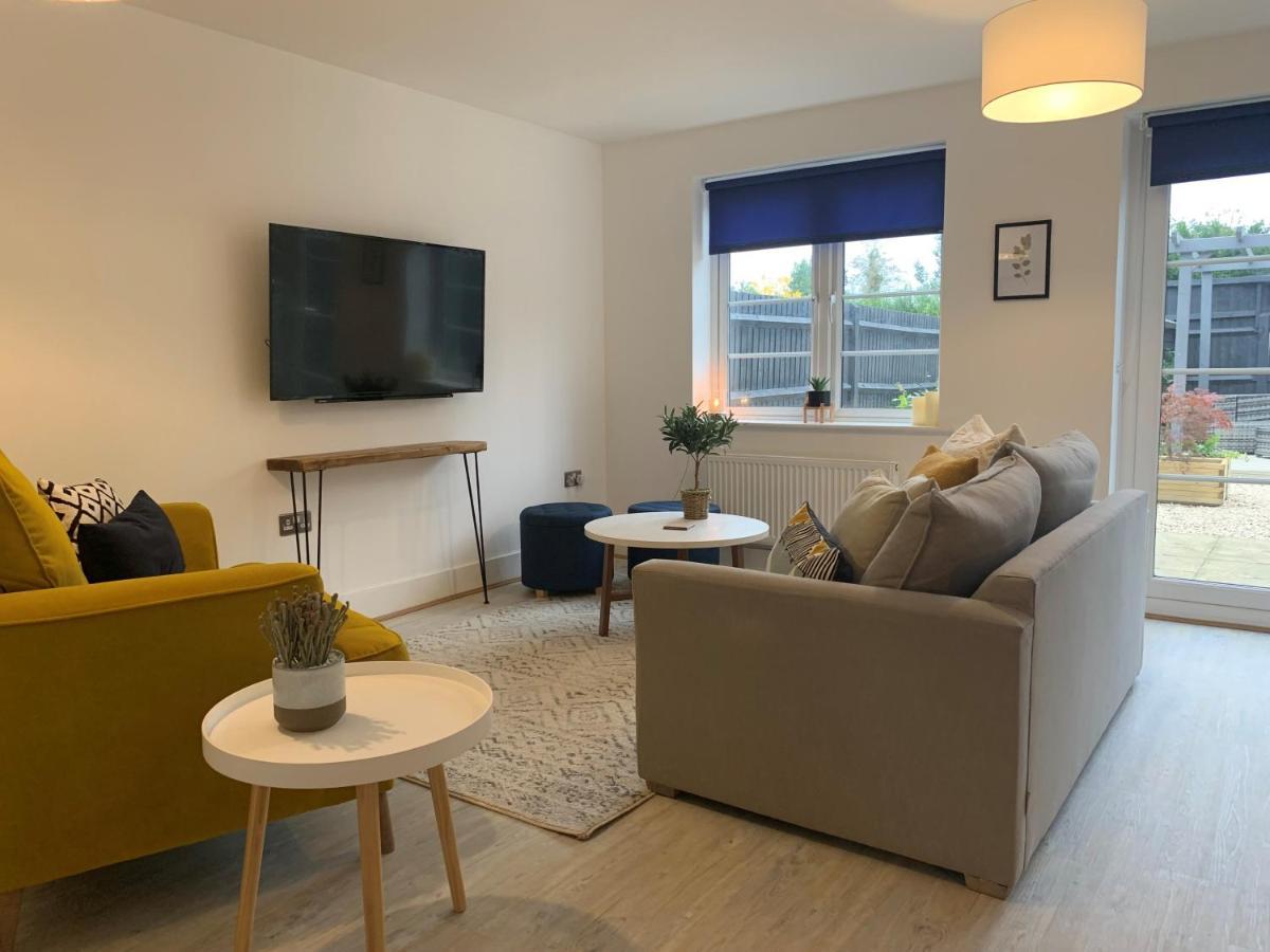 Stylish & Spacious 3 Bed House With 2 Free Car Parking Spaces Villa Appledram Buitenkant foto