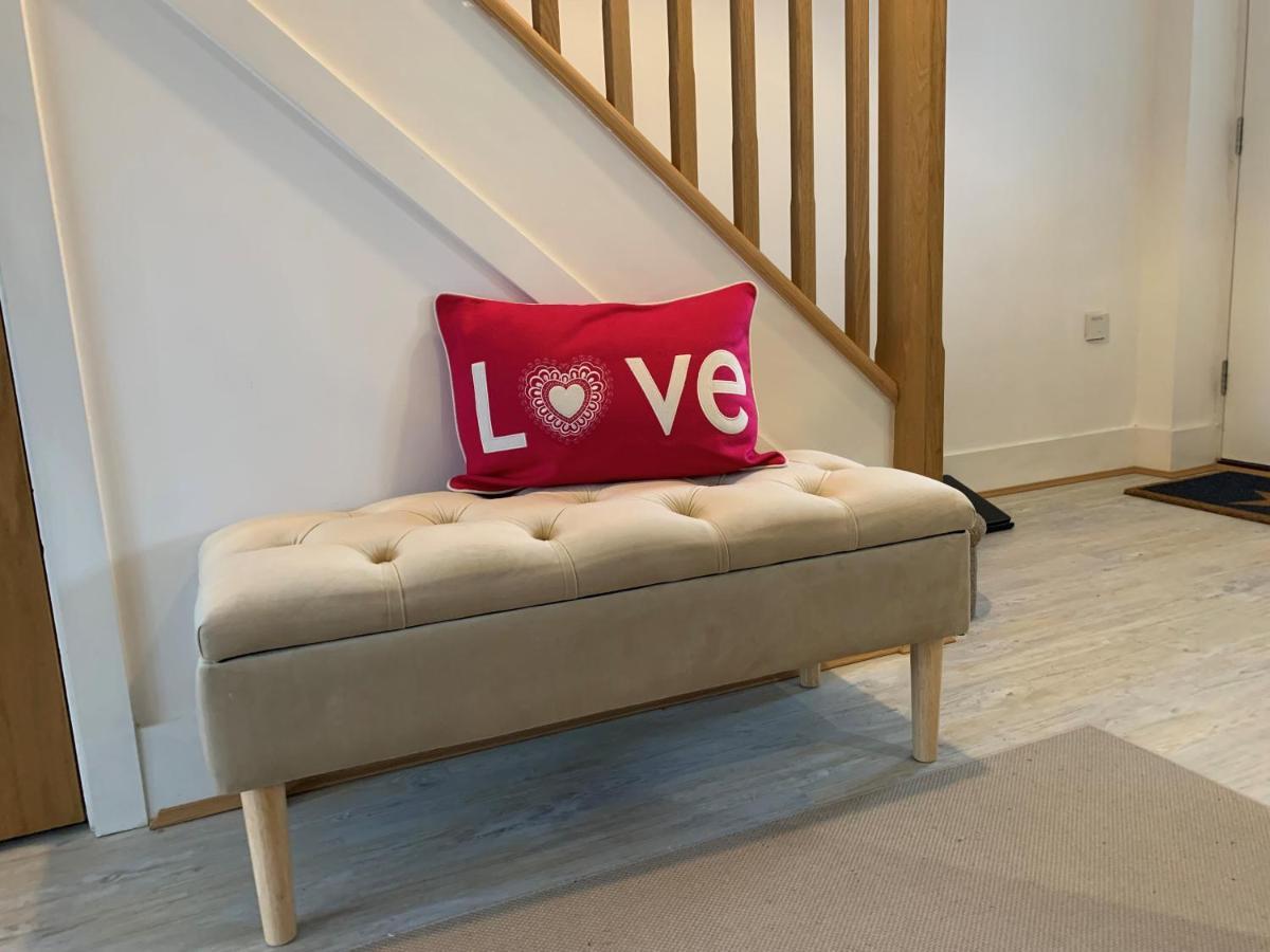 Stylish & Spacious 3 Bed House With 2 Free Car Parking Spaces Villa Appledram Buitenkant foto