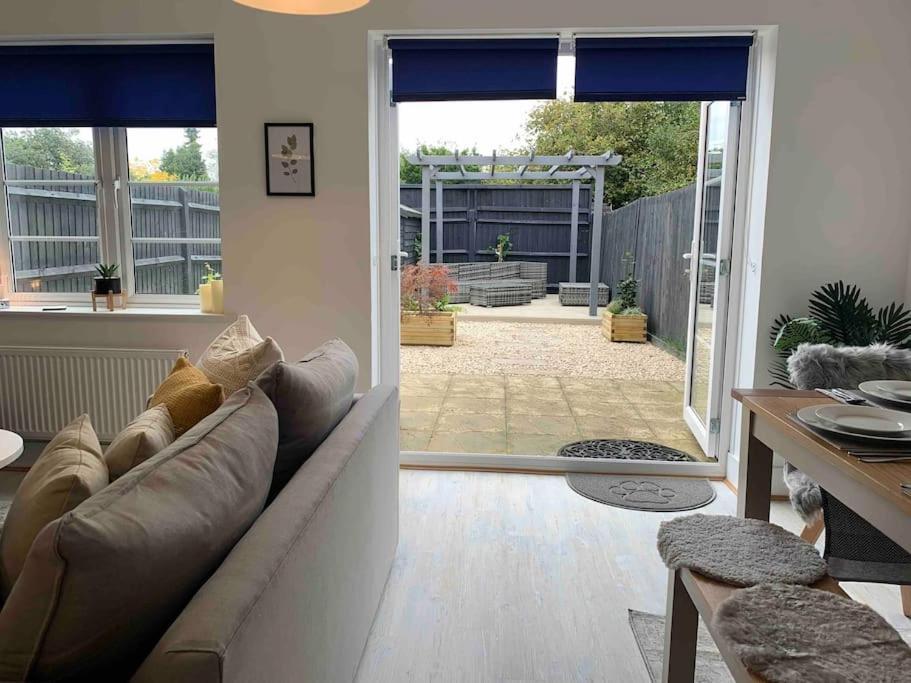 Stylish & Spacious 3 Bed House With 2 Free Car Parking Spaces Villa Appledram Buitenkant foto