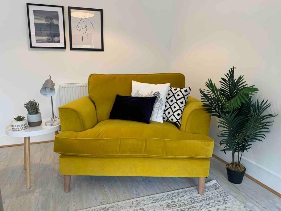 Stylish & Spacious 3 Bed House With 2 Free Car Parking Spaces Villa Appledram Buitenkant foto