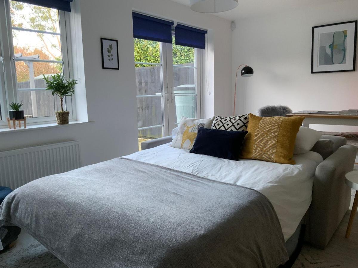 Stylish & Spacious 3 Bed House With 2 Free Car Parking Spaces Villa Appledram Buitenkant foto