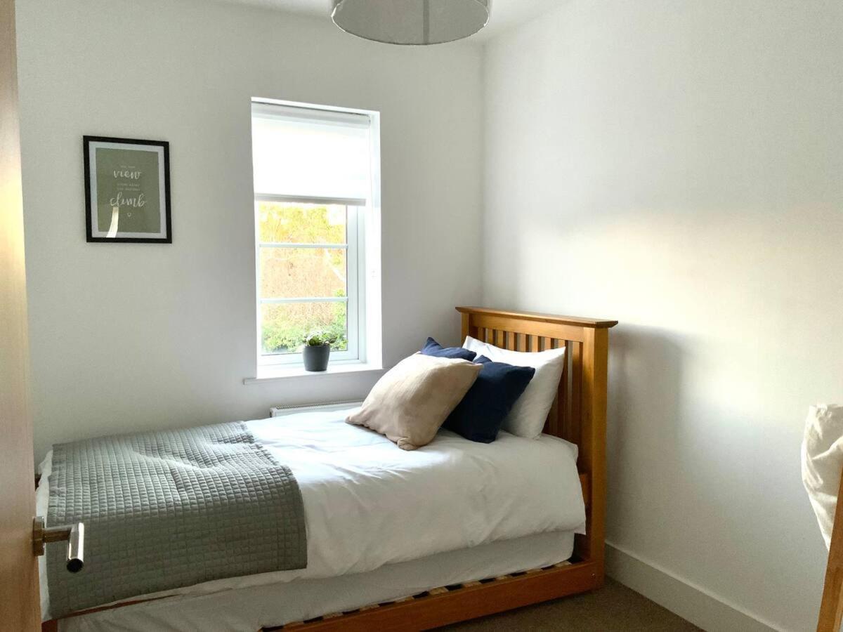 Stylish & Spacious 3 Bed House With 2 Free Car Parking Spaces Villa Appledram Buitenkant foto